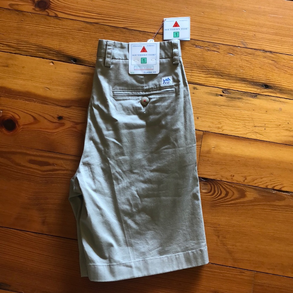 Men’s khaki shorts